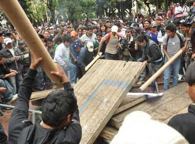 Protesta contra el aumento del precio de los carburantes, ayer en Cochabamba.