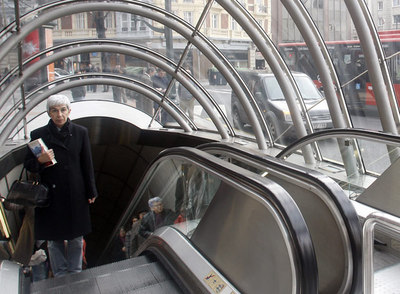 Una mujer sale ayer del metro en la bilbaína Plaza Moyua.