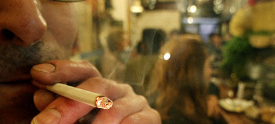 Fumar en un bar, como hace el hombre de la foto, tiene los días contados.