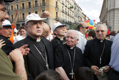 De izquierda a derecha, el obispo Eugenio Romero Pose, ya fallecido; el   ministro   de la Curia y ex primado de Toledo Antonio Cañizares, y el cardenal Antonio María Rouco en una  manifestación contra el matrimonio homosexual en Madrid.