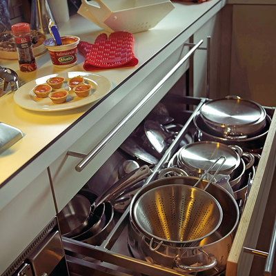 Antes de ponerse a los fogones, el novato debe llenar la despensa y organizar los utensilios de cocina. Lo mejor, tener a mano solo lo imprescindible y dejar espacio para trabajar.