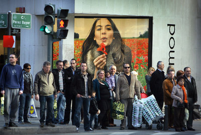 Viandantes en una zona comercial de Valencia.