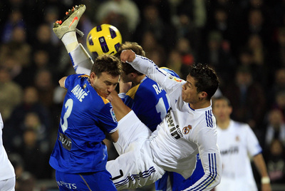 Cristiano Ronaldo intenta un remate acrobático entre Mané y Rafa.