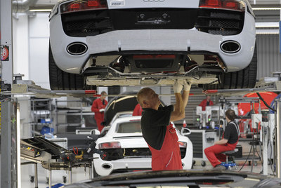 Un trabajador en una fábrica de Audi en Neckarsulm (Alemania).