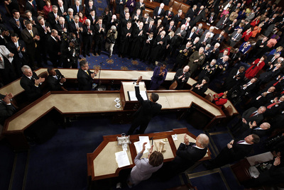 El presidente Barack Obama recibe el aplauso del Congreso tras su discurso del estado de la nación de enero de 2010.