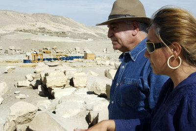 Myriam Seco conversa en Luxor con Zahi Hawass, secretario general del Consejo Superior de Antigüedades egipcio.rnInscripción de Tutmosis III.