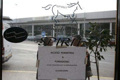 Imagen invertida (para permitir la lectura del texto) de la puerta de acceso al restaurante Spirit.