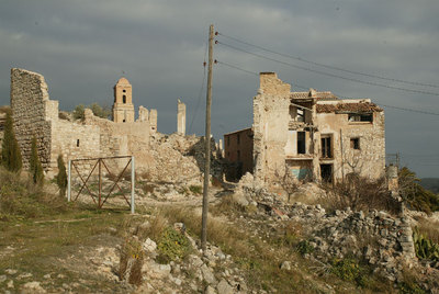 La iglesia vieja de Corbera d'Ebre, al fondo, entre las casas bombardeadas del pueblo antiguo.
