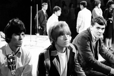 De izquierda a derecha, Keith Richards, Brian Jones e Ian Stewart, en  Ready steady go,  programa de la televisión británica, en 1966.