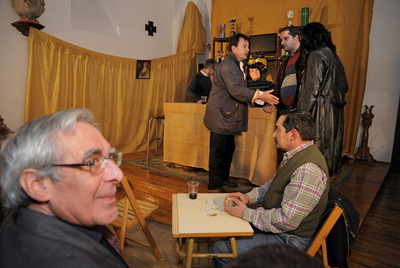 El cura José Manuel Carballo (izquierda) y actores aficionados, en un escenario improvisado en la iglesia parroquial de Castro de Rei.