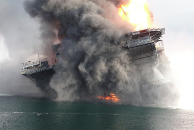 Explosión de la plataforma  Deepwater Horizon  en el golfo de México el 20 de abril de 2010.