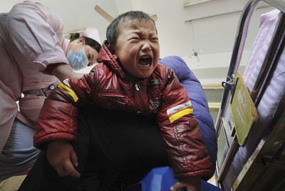 Un niño diagnosticado con exceso de plomo recibe tratamiento en un hospital.