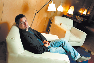 Hasta el proyecto más faraónico empieza por una piedra. La primera en esta novela colectiva la pone Santiago Roncagliolo.