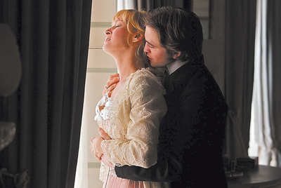 Fotograma de 'Bel-Amin', de Declan Donnellan y Nick Ormerod, protagonizada por Robert Pattinson y Uma Thurman.