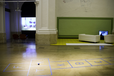 Instalación del artista belga residente en México Francis  Alÿ s, con la que finaliza la sucesión de trabajos de la Bienal PAC. Murcia, titulada en esta edición  Dominó Caníbal. 