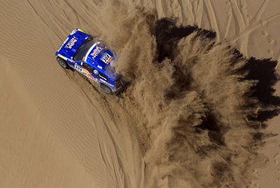 El Volkswagen de Giniel De Villiers sortea una duna durante la etapa de ayer.