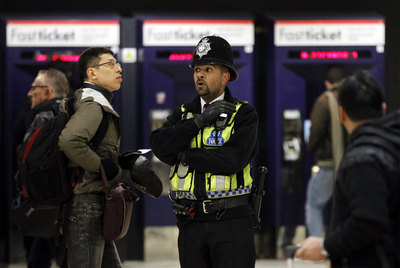 Un agente de policía patrulla en la estación de trenes de King's Cross, en Londres.