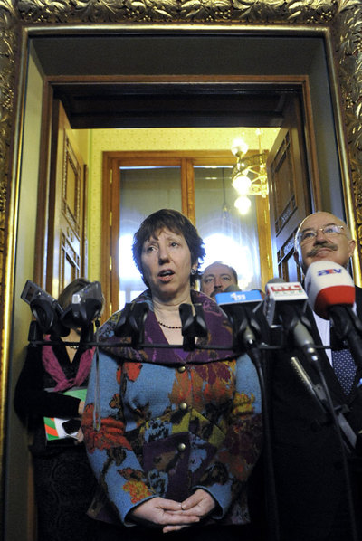 Ashton comparece ante los medios ayer en Budapest.