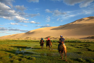 Paseo a lomos de camellos en un paisaje mongol del desierto de Gobi.