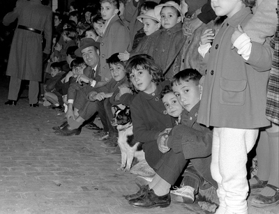 Un grupo de niños espera la llegada de la Cabalgata de Reyes en Madrid, el 5 de enero de 1960.
