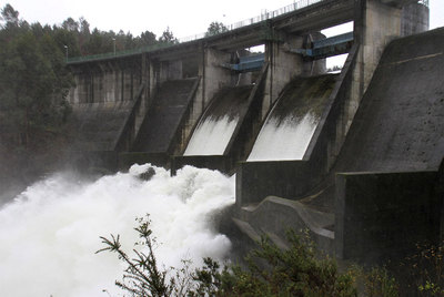 El embalse del río Umia, en Caldas de Reis, que mantiene sus compuertas abiertas para que descienda el nivel del agua.
