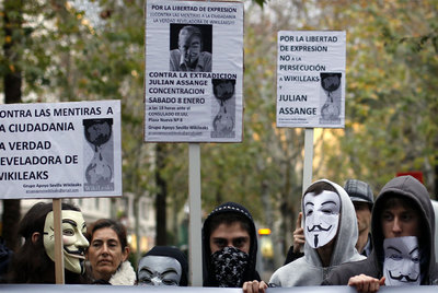 Concentración en apoyo a Julian Assange, ayer frente al consulado de EE UU en Sevilla.
