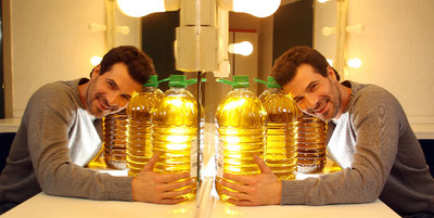 Rodolfo Sancho, que en la serie  Gavilanes  se mete a aceitero, junto a parte de la cosecha.