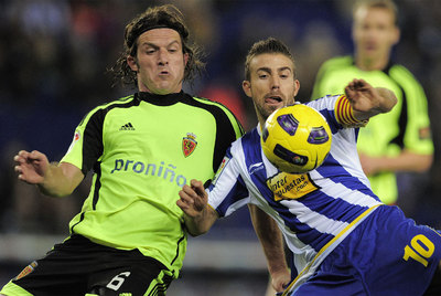 Luis García busca el remate ante Lanzaro.