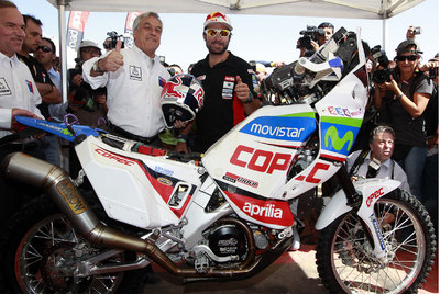 El presidente de Chile, Sebastián Piñera, junto a  Chaleco  López y la moto del piloto.