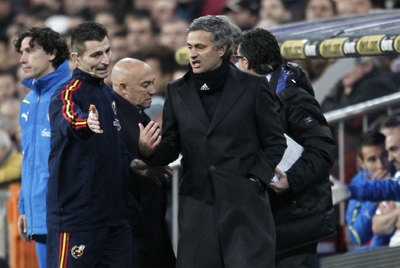 Un asistente invita a Mourinho a salir del banquillo del Villarreal, donde celebró el cuarto gol.
