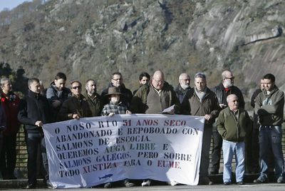 Ecologistas y pescadores contra el "continuo expolio" del Eume