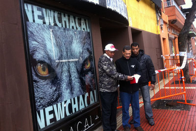 Elías Polanco, en el centro, del Consulado de la República Dominicana, habla con dos compatriotas junto a la discoteca New Chacal.rnJaime Lissavetzky.