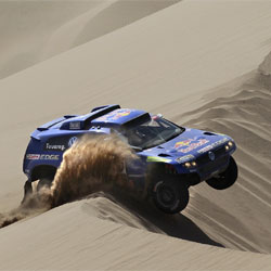 El Volkswagen Touareg de Carlos Sainz intenta sortear una duna en la etapa de ayer.