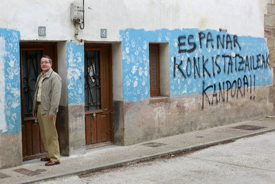 Salvador Ulayar, ante la puerta de su casa pintada por   abertzales   en Etxarri-Aranatz (Navarra), donde ETA asesinó a su padre en 1979.