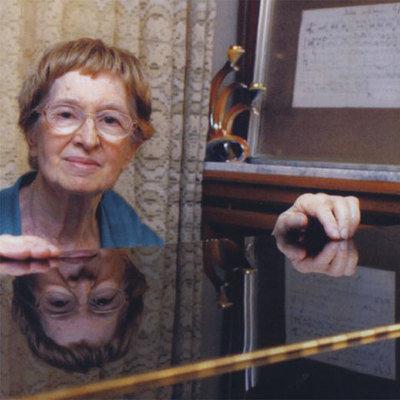 Pepita Cervera. Al fondo, un manuscrito inédito de Granados.