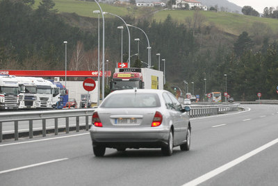 La autopista AP-8 a su paso por el alto de Itziar, donde se reduce el límite de velocidad a 100 kmh los días de lluvia.