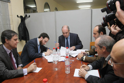 Directivos de BBK y Cajasur durante la firma del acuerdo.