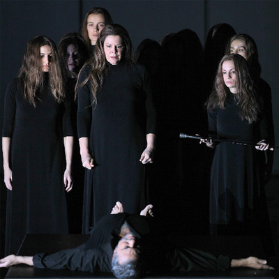 Plácido Domingo, tumbado, en una escena de  Iphigénie en Tauride. 