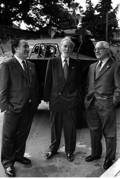 De izquierda a derecha, Vasco Lourenço, Vítor Alves y Saraiva de Carvalho, en abril de 1999. Detrás, un tanque del Ejército portugués.