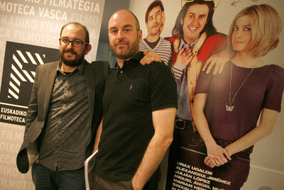 El director Borja Cobeaga, a la izquierda, junto al director de la Filmoteca Vasca, Joxean Fernández, ayer en San Sebastián.rn.