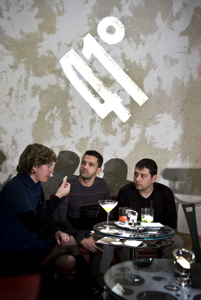 Rincón de la coctelería 41. A la izquierda,  Algas crujientes de quinoa , uno de los  snacks  de elBulli que se sirven como tapa.