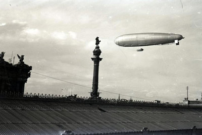 Vista de la estatua de Colón y un zepelín, en una imagen no datada realizada por Josep Badosa.