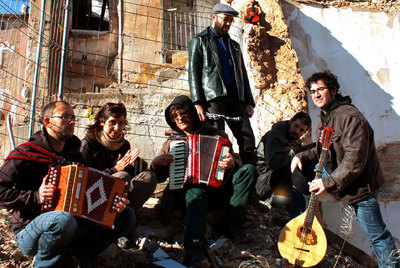 Componentes del grupo Pelandruska, que participan en el disco  Música als telers .