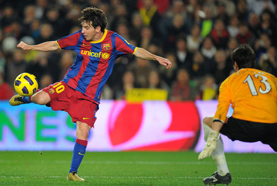 Messi se dispone a rematar delante del portero del Betis.