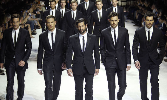 Desfile del 20º aniversario de Dolce&Gabbana, con trajes de inspiración siciliana. A la izquierda,