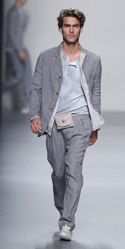 Adolfo Domínguez recupera la vestimenta arrugada.