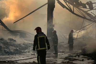 Las llamas provocadas por el incendio en una nave industrial dedicada al cartonaje, en Nules, obligaron ayer a la intervención de más de una veintena de bomberos procedentes de los parques de Nules, Segorbe, Benicarló y Oropesa