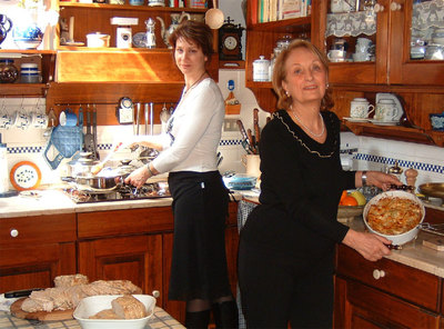 Dos  cesarinas , Anna Maria y Paola, preparan una cena en su cocina.