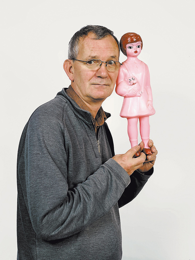  Martin Parr, sosteniendo una muñeca rosa de Albania que compró en 1989. Un  souvenir  comunista de su colección que ahora comparte con los lectores de  Colors.  