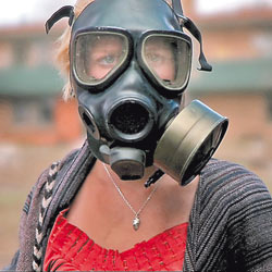  El amor puede nacer en una tierra invadida por marcianos y tras una máscara de gas: Whitney Able protagoniza  Monsters  junto a Scoot McNairy. 